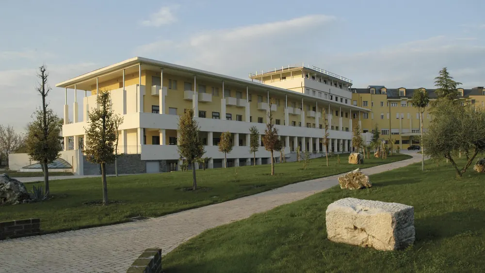 Ampliamento della Comunità missionaria di Villaregia: edificio a tre piani nel parco