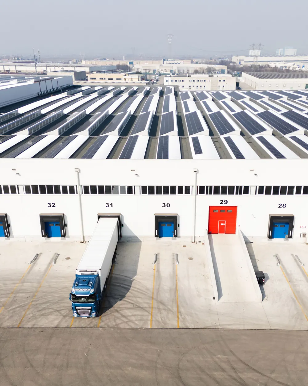 Nuovo magazzino Transbozen a Verona: vista aerea delle baie di carico e della copertura